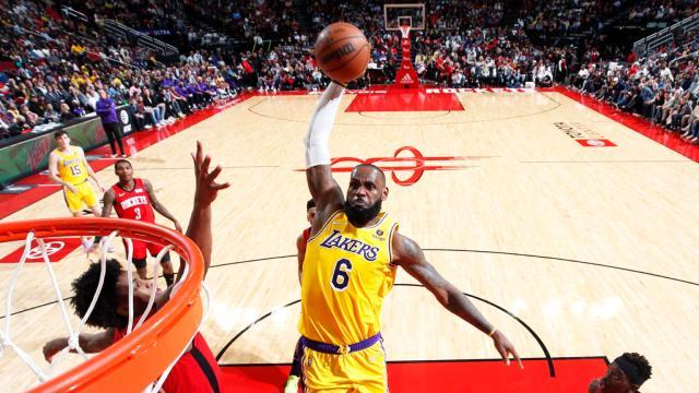 华体会体育-3万分+1万板+1万助 詹姆斯距离历史丰碑仅差一步