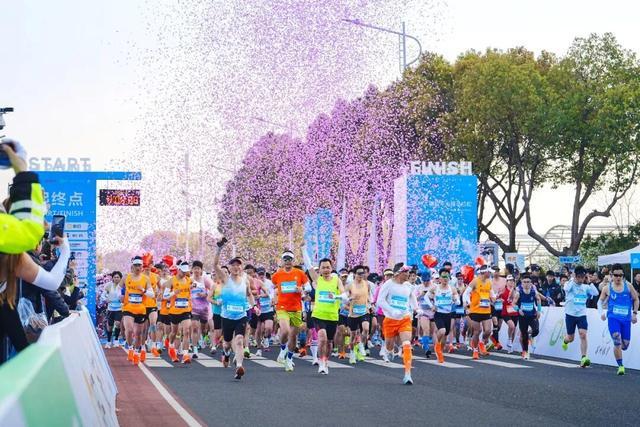 华体会官网-五千跑者集结，2026苏州太湖数字半程马拉松开跑